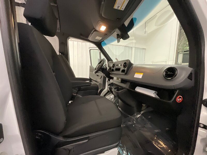 2020 Mercedes-Benz Sprinter 2500 CARGO VAN / 3.0L V6 DIESEL / 1,700 MILES  / HIGH ROOF w. 144 " WB / LIKE NEW - Photo 17 - Gladstone, OR 97027