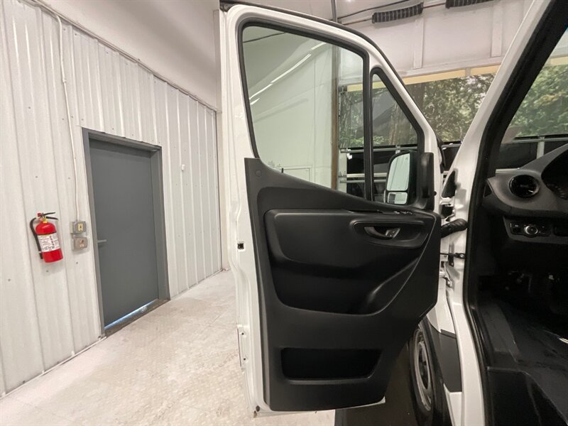 2020 Mercedes-Benz Sprinter 2500 CARGO VAN / 3.0L V6 DIESEL / 1,700 MILES  / HIGH ROOF w. 144 " WB / LIKE NEW - Photo 34 - Gladstone, OR 97027