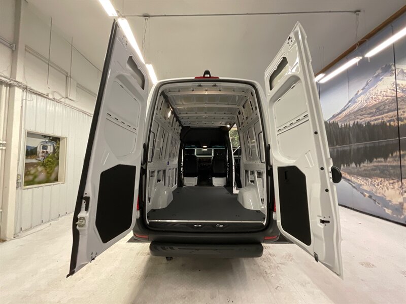 2020 Mercedes-Benz Sprinter 2500 CARGO VAN / 3.0L V6 DIESEL / 1,700 MILES  / HIGH ROOF w. 144 " WB / LIKE NEW - Photo 9 - Gladstone, OR 97027