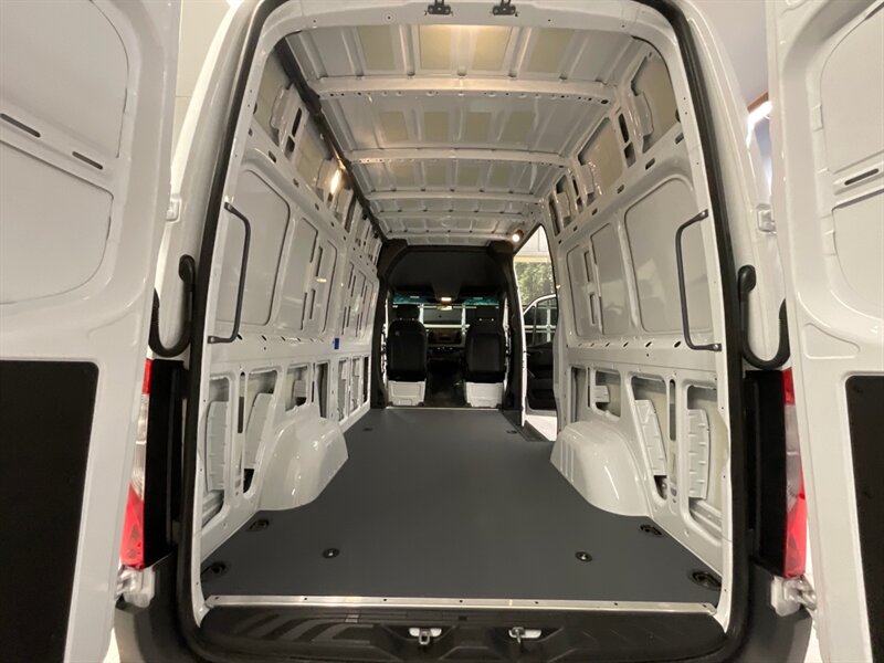 2020 Mercedes-Benz Sprinter 2500 CARGO VAN / 3.0L V6 DIESEL / 1,700 MILES  / HIGH ROOF w. 144 " WB / LIKE NEW - Photo 10 - Gladstone, OR 97027