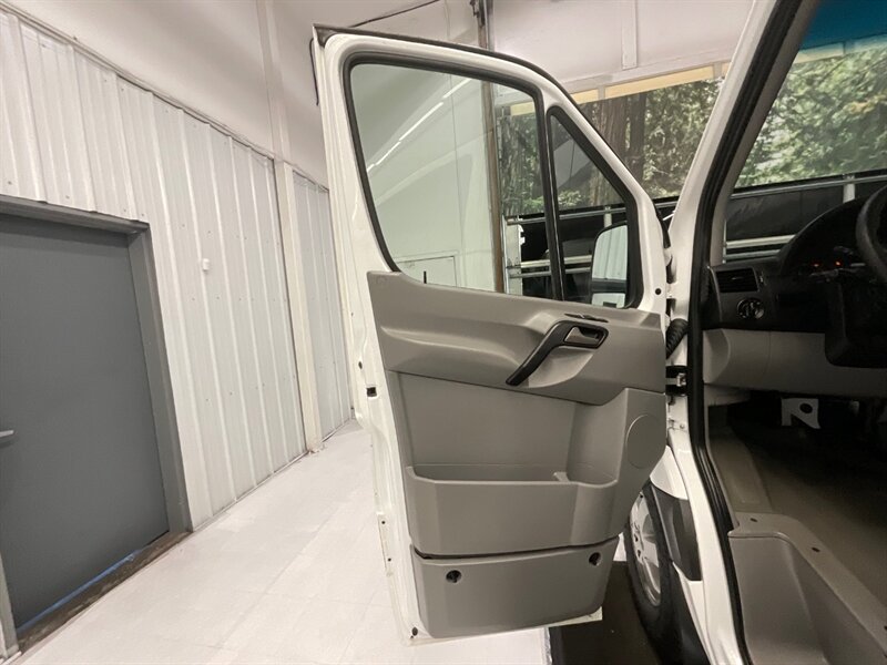 2014 Mercedes-Benz Sprinter 2500 Passenger 3.0L V6 DIESEL / High Roof 170 " WB  / 12-Passenger w. CARGO AREA / Navigation & Backup Camera / HIGHROOF & 170 " WB / BRAND NEW TIRES - Photo 29 - Gladstone, OR 97027