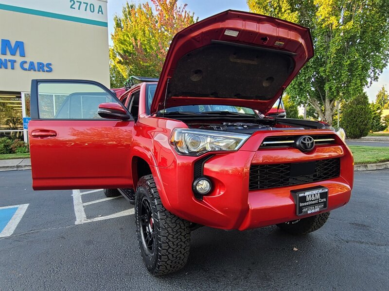 2020 Toyota 4Runner SR5 Premium 4X4 / LEATHER / 3RD SEAT / LIFTED  / NEW TRD WHEELS & TIRES / SUN ROOF / FACTORY WARRANTY - Photo 26 - Portland, OR 97217