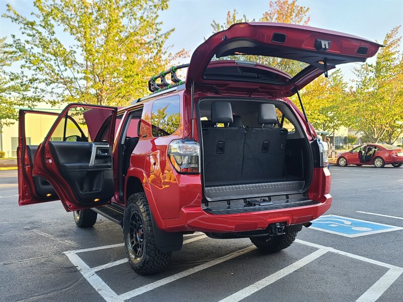 2020 Toyota 4Runner SR5 Premium 4X4 / LEATHER / 3RD SEAT / LIFTED  / NEW TRD WHEELS & TIRES / SUN ROOF / FACTORY WARRANTY - Photo 27 - Portland, OR 97217