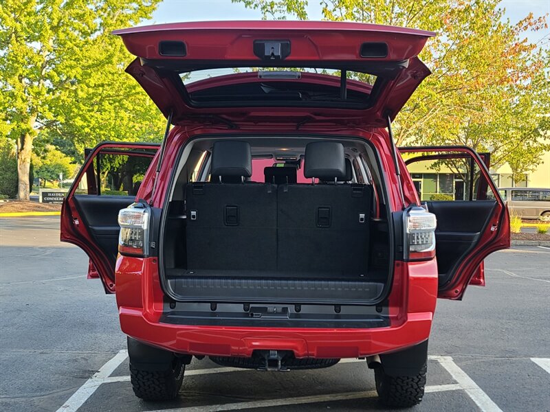 2020 Toyota 4Runner SR5 Premium 4X4 / LEATHER / 3RD SEAT / LIFTED  / NEW TRD WHEELS & TIRES / SUN ROOF / FACTORY WARRANTY - Photo 29 - Portland, OR 97217