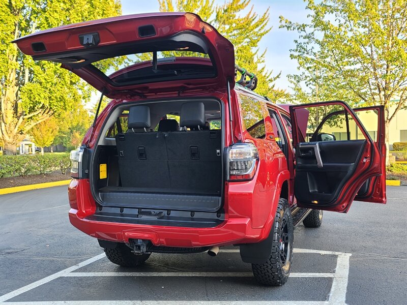 2020 Toyota 4Runner SR5 Premium 4X4 / LEATHER / 3RD SEAT / LIFTED  / NEW TRD WHEELS & TIRES / SUN ROOF / FACTORY WARRANTY - Photo 28 - Portland, OR 97217