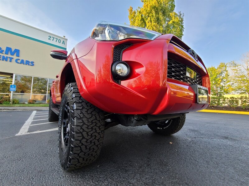 2020 Toyota 4Runner SR5 Premium 4X4 / LEATHER / 3RD SEAT / LIFTED  / NEW TRD WHEELS & TIRES / SUN ROOF / FACTORY WARRANTY - Photo 10 - Portland, OR 97217