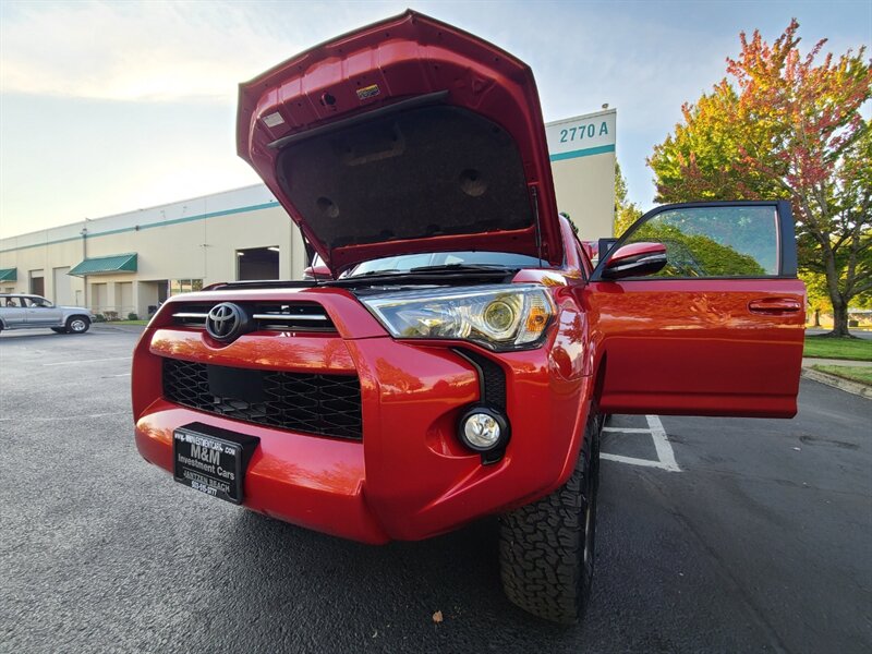 2020 Toyota 4Runner SR5 Premium 4X4 / LEATHER / 3RD SEAT / LIFTED  / NEW TRD WHEELS & TIRES / SUN ROOF / FACTORY WARRANTY - Photo 25 - Portland, OR 97217