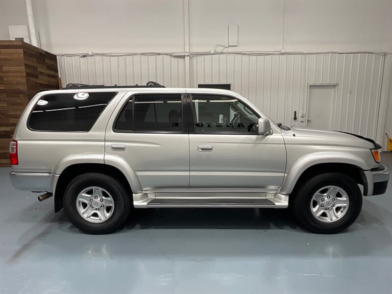 2002 Toyota 4Runner SR5 4X4 /3.4L V6 / Leather /Sunroof/1-OWNER  /TIMING BELT SERVICE ALREADY DONE / ZERO RUST - Photo 4 - Gladstone, OR 97027