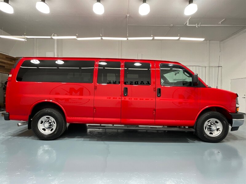 2017 Chevrolet Express LT 3500 3dr Extended 12-Passenger Van /6.0L V8 / Navigation & Rear View Camera / Front & Rear AC / Towing Pkg / ZERO RUST - Photo 4 - Gladstone, OR 97027