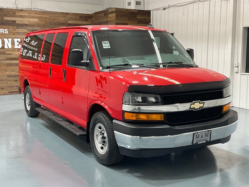 2017 Chevrolet Express LT 3500 3dr Extended 12-Passenger Van /6.0L V8 / Navigation & Rear View Camera / Front & Rear AC / Towing Pkg / ZERO RUST - Photo 2 - Gladstone, OR 97027