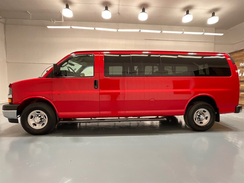 2017 Chevrolet Express LT 3500 3dr Extended 12-Passenger Van /6.0L V8 / Navigation & Rear View Camera / Front & Rear AC / Towing Pkg / ZERO RUST - Photo 3 - Gladstone, OR 97027