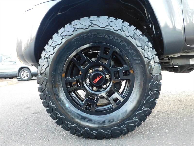 2011 Toyota Tacoma SR5 4X4 / 5-SPEED / LIFTED TRD WHEELS 33" BF TIRES
