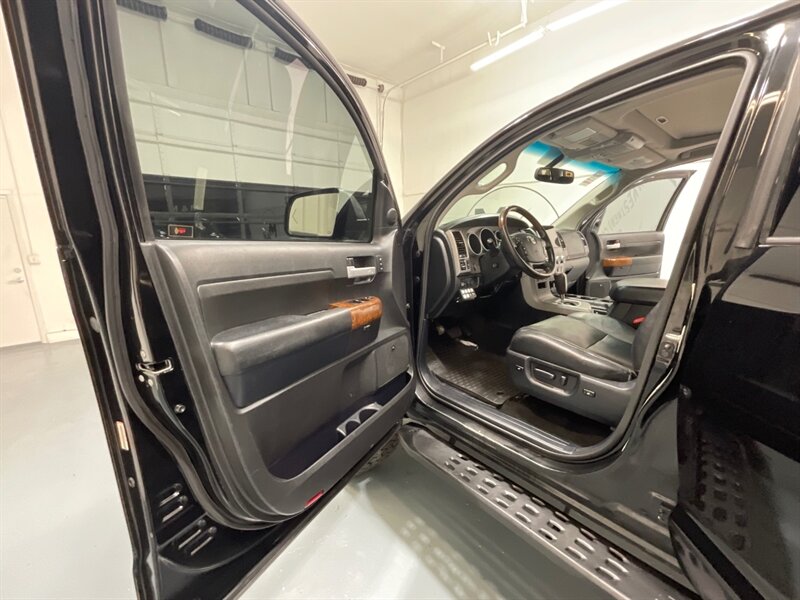 2013 Toyota Tundra Platinum CREWMAX 4X4 5.7L V8 LIFTED LIFTED / ZERO RUST / Heated & Cooled Leather Seats - Photo 32 - Gladstone, OR 97027