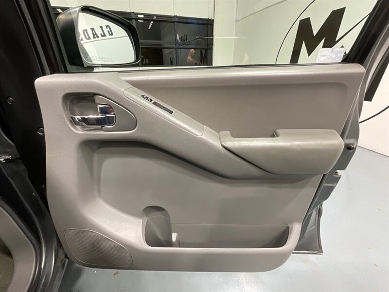 2009 Nissan Frontier SE V6 / 4x4 / Crew Cab / LIFTED / NEW TIRES/CANOPY / WINCH BUMPER / LOCAL NO RUST - Photo 33 - Gladstone, OR 97027