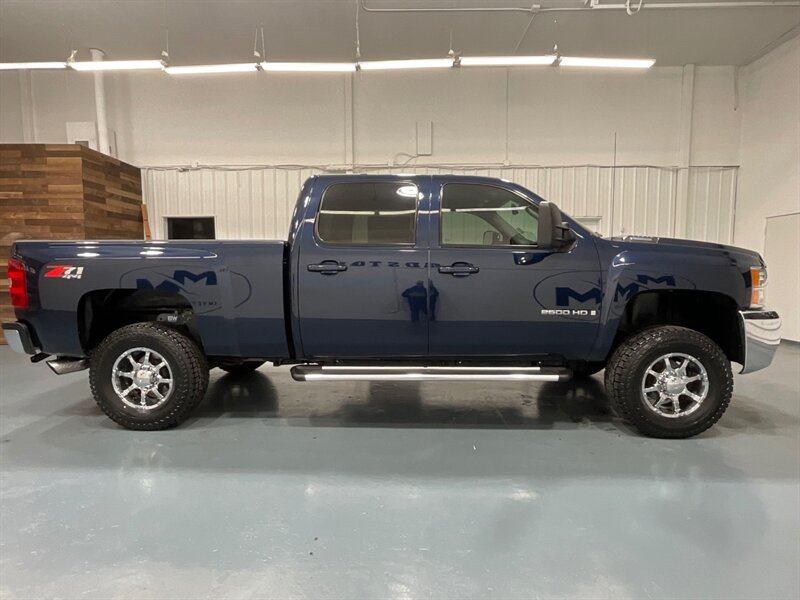 2008 Chevrolet Silverado 2500 LTZ Crew Cab 4X4 / 6.6L DIESEL / Z71 OFF RD PKG  / LOCAL OREGON TRUCK / ZERO RUST / 100K MILES - Photo 4 - Gladstone, OR 97027