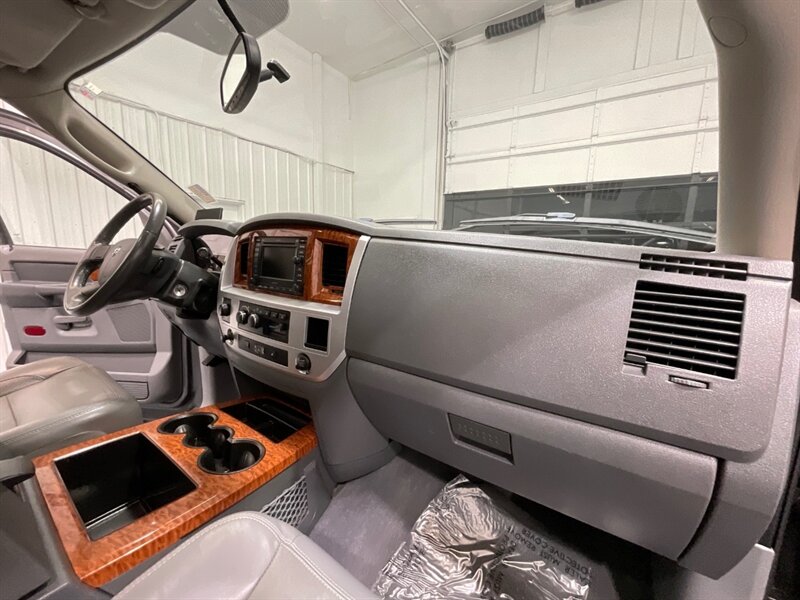2006 Dodge Ram 2500 Laramie MEGACAB 4X4 / 5.9L DIESEL / NEW TIRES  / Leather w. Heated Seats / Power Running Board / LEVELED w. NEW WHEELS & TIRES / ZERO RUST - Photo 37 - Gladstone, OR 97027