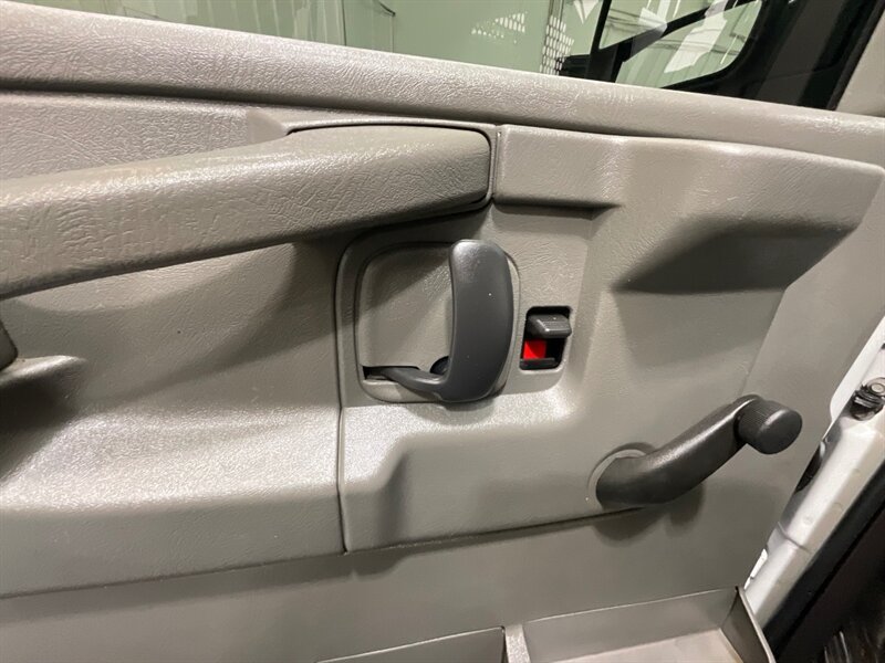 2010 GMC Savana 2500 CARGO VAN / 6.0L V8 / LOCAL VAN / 127k MILES  / ZERO RUST / SHELVES INCLUDED - Photo 33 - Gladstone, OR 97027