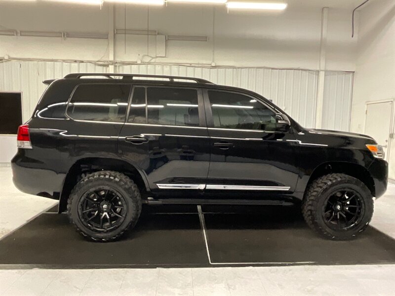 2016 Toyota Land Cruiser Sport Utility 4X4 / 5.7L V8 / LOCAL/ LIFTED LIFTED  / LIFTED w. 33 " TOYO MUD TIRES & 20 " FUEL WHEELS - Photo 4 - Gladstone, OR 97027