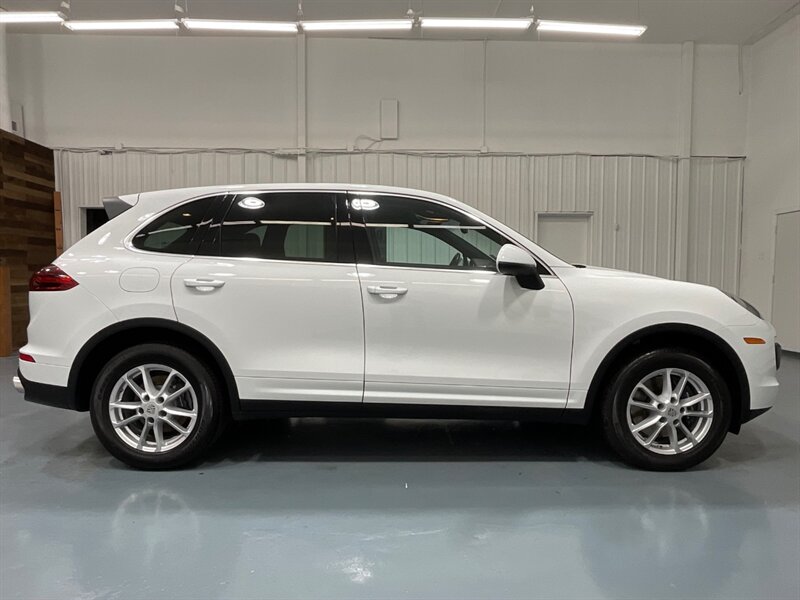 2018 Porsche Cayenne Sport Utility AWD / 3.6L V6 / Sport Chrono Pkg  / Leather / Sunroof / Navigation / Camera - Photo 4 - Gladstone, OR 97027