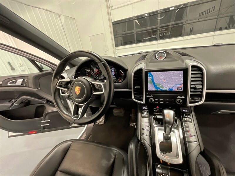 2018 Porsche Cayenne Sport Utility AWD / 3.6L V6 / Sport Chrono Pkg  / Leather / Sunroof / Navigation / Camera - Photo 21 - Gladstone, OR 97027