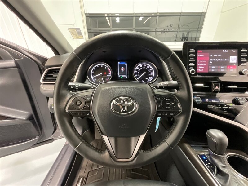 2023 Toyota Camry SE Sedan / 4Cyl / Backup Camera /LOCAL / 18K MILES  / FULL FACTORY WARRANTY - Photo 18 - Gladstone, OR 97027