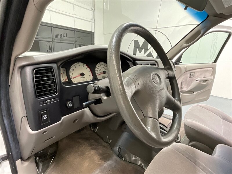 2004 Toyota Tacoma SR5 Extra Cab 4X4 / 2.7L 4Cyl / ONLY 104,000 MILES  / LOCAL OREGON TRUCK w. ZERO RUST - Photo 13 - Gladstone, OR 97027