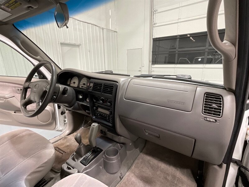 2004 Toyota Tacoma SR5 Extra Cab 4X4 / 2.7L 4Cyl / ONLY 104,000 MILES  / LOCAL OREGON TRUCK w. ZERO RUST - Photo 14 - Gladstone, OR 97027