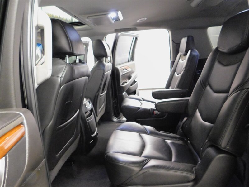 2016 Cadillac Escalade ESV Premium Collecti   - Photo 11 - Gladstone, OR 97027