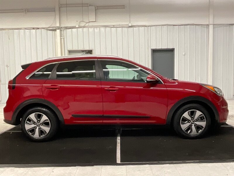 2018 Kia Niro EX Wagon / 1.6L 4Cyl HYBRID / EX PREMIUM PKG  / Leather / Navi - Photo 4 - Gladstone, OR 97027