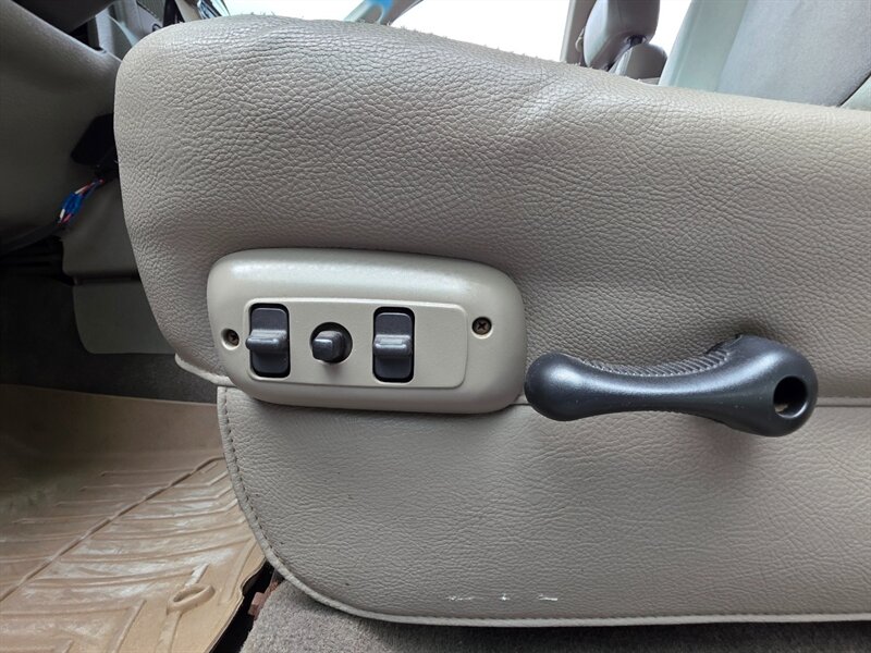 2004 Dodge Ram 3500 Flat Bed / 4X4 / 6 Speed / 5.9L CUMMINS DIESEL / Manual Transmission / Winch / High Output / Exhaust Brake / 1-TON - Photo 31 - Portland, OR 97217