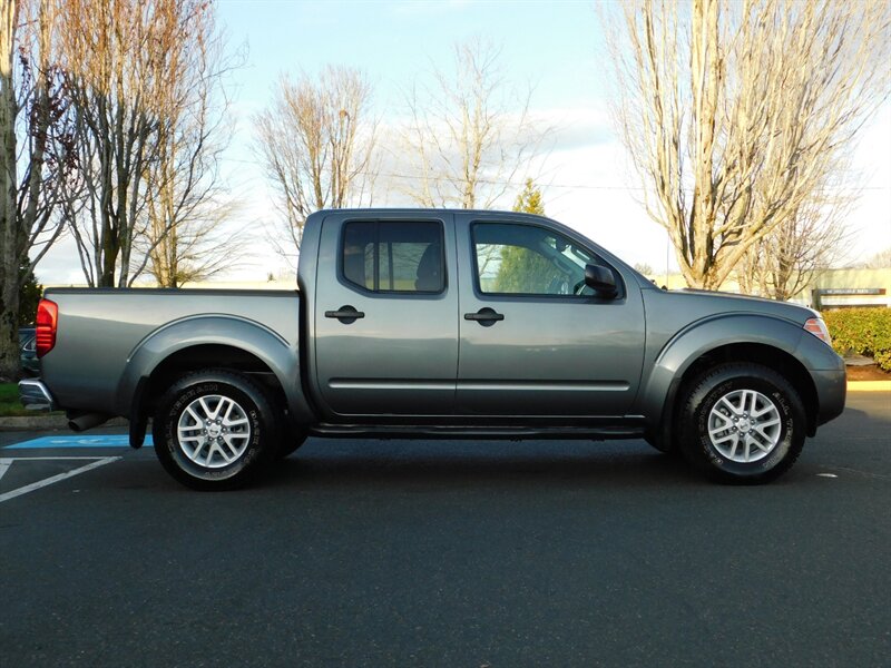 2016 Nissan Frontier SV Crew Cab 4X4 / Heated Seats/ 38K MLS / PRISTINE