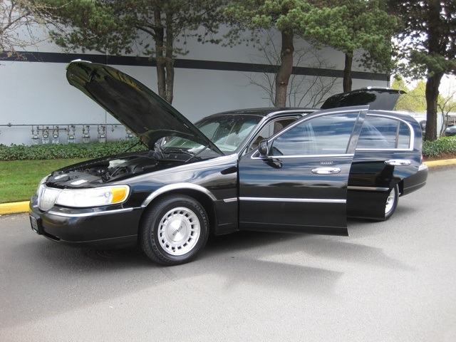 1999 Lincoln Town Car Executive   - Photo 8 - Portland, OR 97217