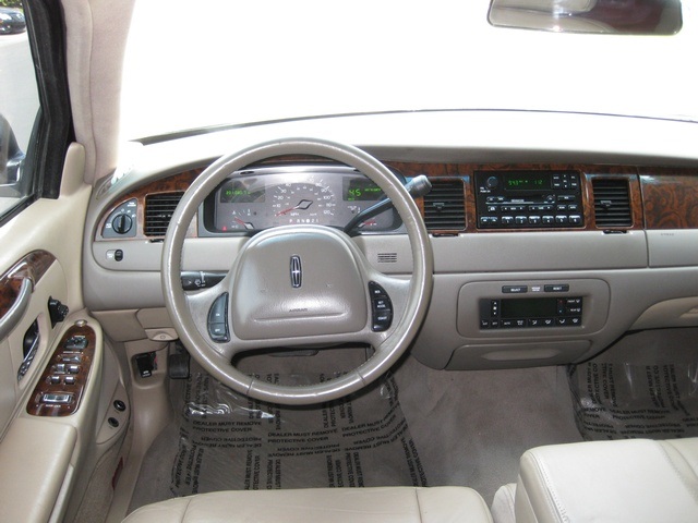 1999 Lincoln Town Car Executive