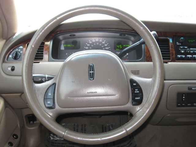 1999 Lincoln Town Car Executive   - Photo 27 - Portland, OR 97217