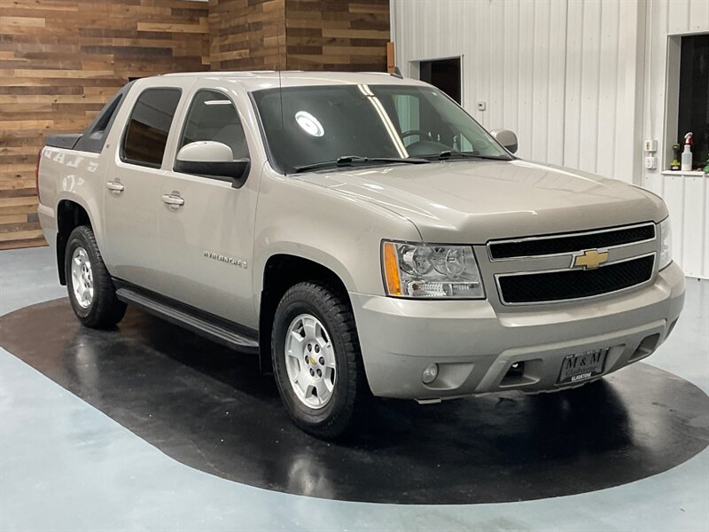 2009 Chevrolet Avalanche LT Sport Utility Pickup / V8 5.3L / Backup Camera  / LOCAL SUV - Photo 2 - Gladstone, OR 97027