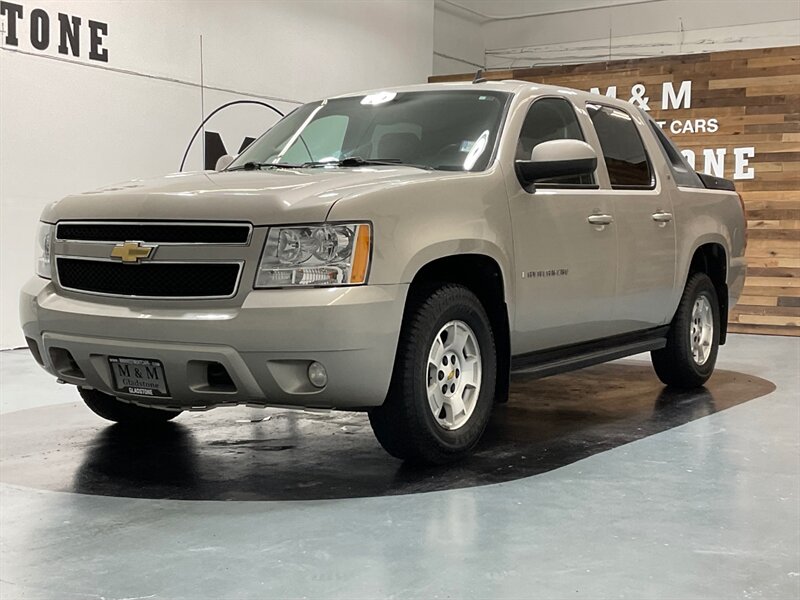 2009 Chevrolet Avalanche LT Sport Utility Pickup / V8 5.3L / Backup Camera  / LOCAL SUV - Photo 1 - Gladstone, OR 97027