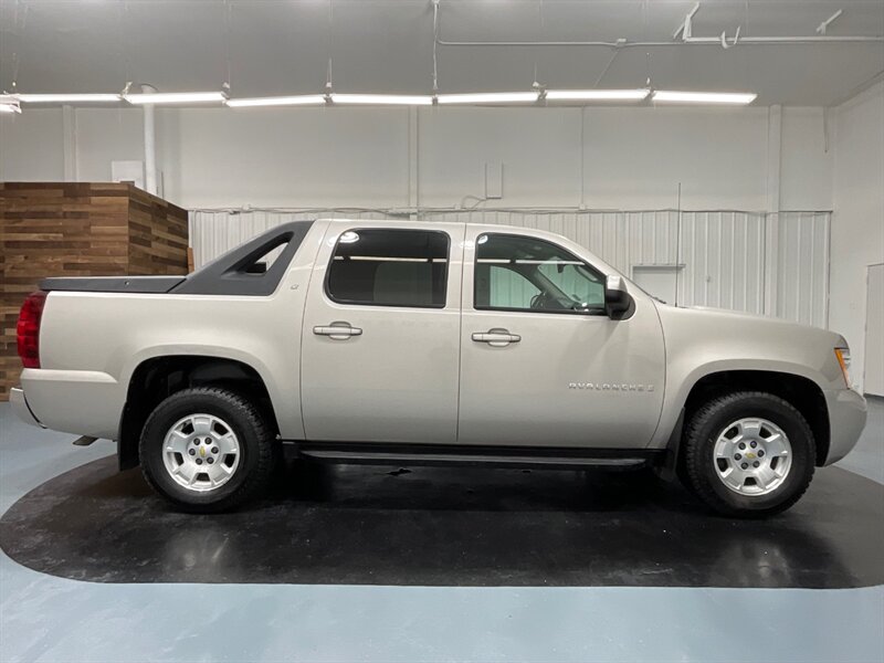 2009 Chevrolet Avalanche LT Sport Utility Pickup / V8 5.3L / Backup Camera  / LOCAL SUV - Photo 4 - Gladstone, OR 97027