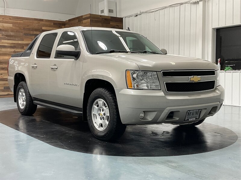 2009 Chevrolet Avalanche LT Sport Utility Pickup / V8 5.3L / Backup Camera  / LOCAL SUV - Photo 55 - Gladstone, OR 97027