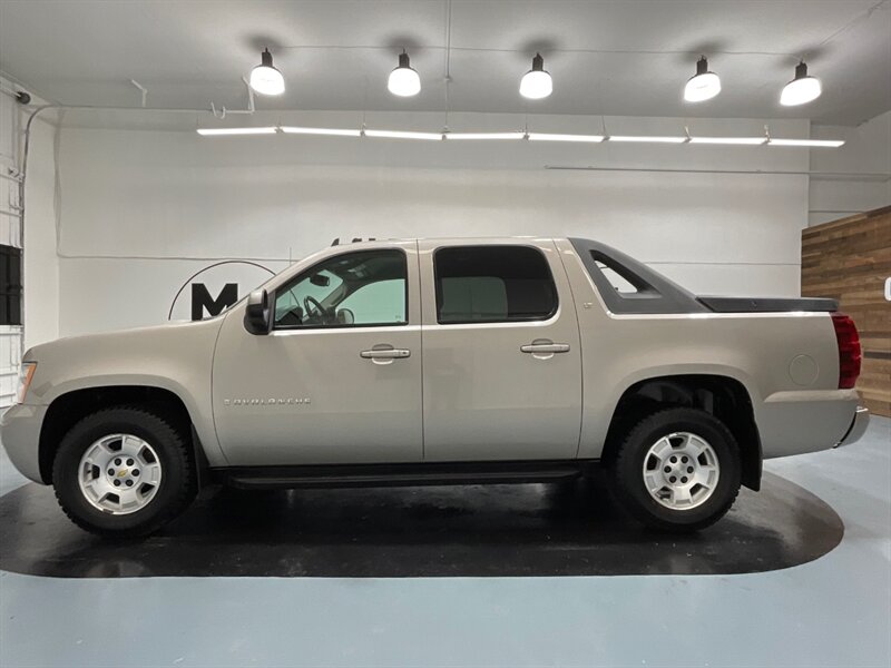 2009 Chevrolet Avalanche LT Sport Utility Pickup / V8 5.3L / Backup Camera  / LOCAL SUV - Photo 3 - Gladstone, OR 97027