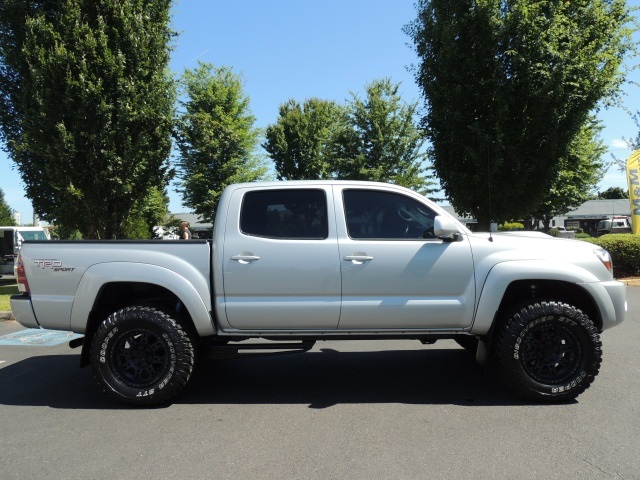 2011 Toyota Tacoma V6 / Crew Cab / 4X4 / TRD OFF RD / SPORT/ LIFTED