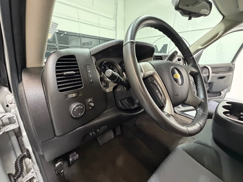 2011 Chevrolet Silverado 1500 LT Crew Cab 4X4 5.3L V8 / 1-OWNER LOCAL/ 74K MILES /Towing Pkg / Spray in bed liner /ZERO RUST - Photo 35 - Gladstone, OR 97027