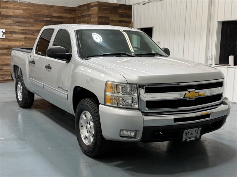 2011 Chevrolet Silverado 1500 LT Crew Cab 4X4 5.3L V8 / 1-OWNER LOCAL/ 74K MILES /Towing Pkg / Spray in bed liner /ZERO RUST - Photo 2 - Gladstone, OR 97027