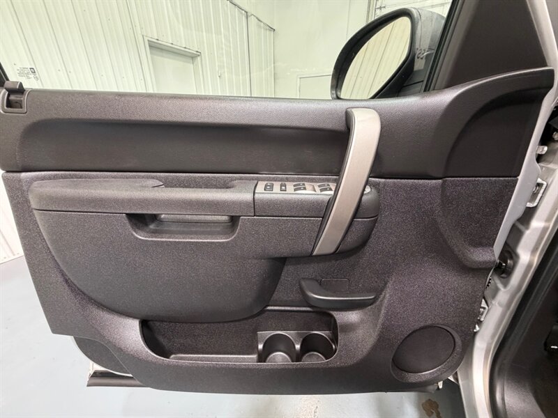 2011 Chevrolet Silverado 1500 LT Crew Cab 4X4 5.3L V8 / 1-OWNER LOCAL/ 74K MILES /Towing Pkg / Spray in bed liner /ZERO RUST - Photo 31 - Gladstone, OR 97027