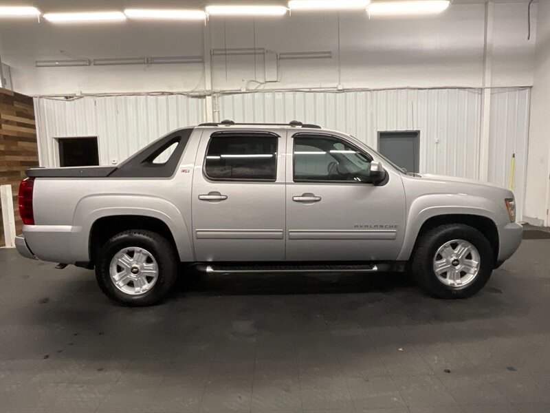 2010 Chevrolet Avalanche LT Sport Utility Pickup 4X4 / Leather Heated/ Z71  Z71 OFF RD PKG / Sunroof / Leather Heated Seats / 105,000 MILES - Photo 4 - Gladstone, OR 97027