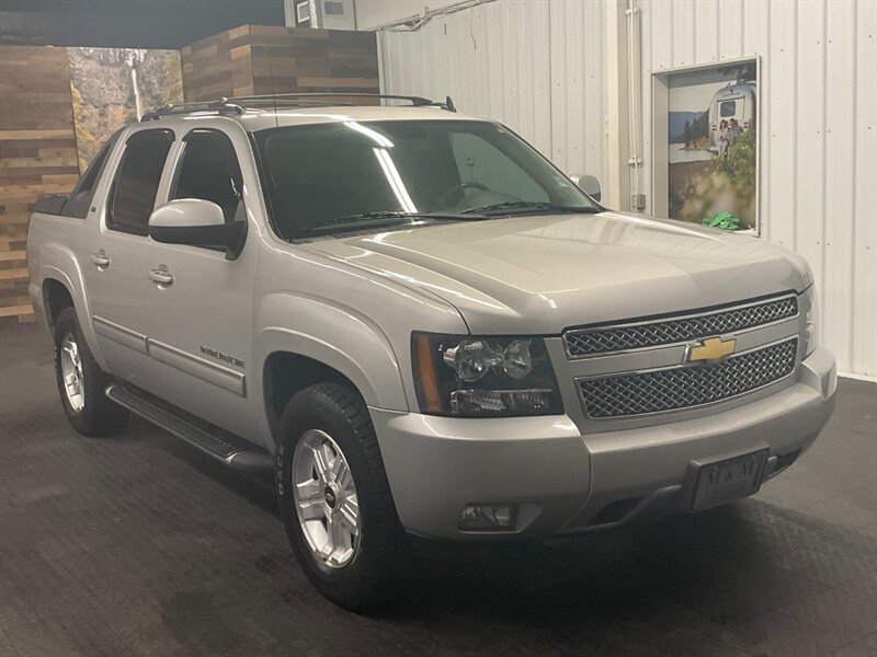 2010 Chevrolet Avalanche LT Sport Utility Pickup 4X4 / Leather Heated/ Z71  Z71 OFF RD PKG / Sunroof / Leather Heated Seats / 105,000 MILES - Photo 2 - Gladstone, OR 97027