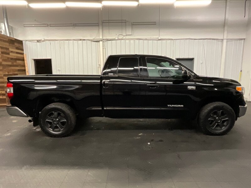 2014 Toyota Tundra SR5 4X4 / 5.7L V8 / Navigation & Backup Camera  LOCAL OREGON TRUCK / RUST FREE / Excel Cond - Photo 4 - Gladstone, OR 97027