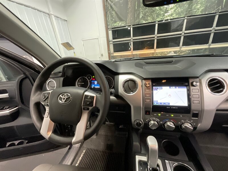 2014 Toyota Tundra SR5 4X4 / 5.7L V8 / Navigation & Backup Camera  LOCAL OREGON TRUCK / RUST FREE / Excel Cond - Photo 19 - Gladstone, OR 97027