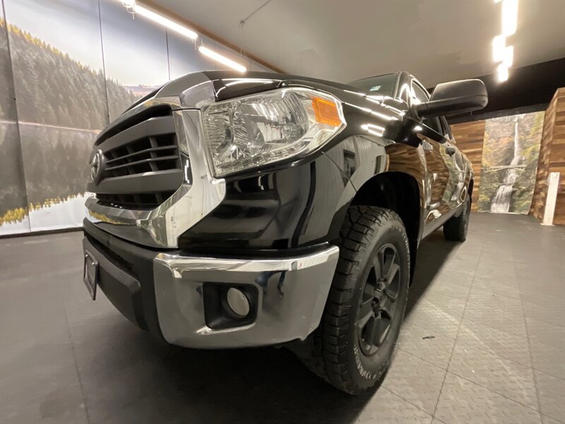 2014 Toyota Tundra SR5 4X4 / 5.7L V8 / Navigation & Backup Camera  LOCAL OREGON TRUCK / RUST FREE / Excel Cond - Photo 9 - Gladstone, OR 97027