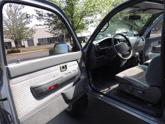 1997 Toyota Tacoma SR5 2dr / 4X4 / 6Cyl / 5-SPEED / LIFTED LIFTED   - Photo 19 - Portland, OR 97217