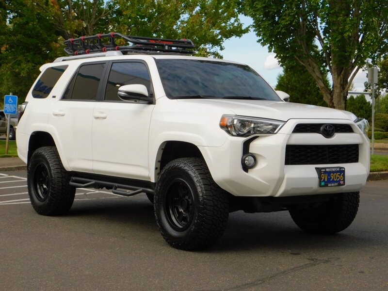 2018 Toyota 4Runner SR5 Premium 4X4 Leather Sunroof 3RD SEAT / LIFTED   - Photo 2 - Portland, OR 97217